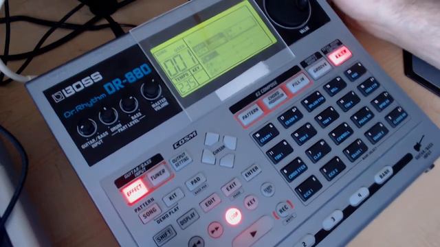 Faire une chanson avec différents tempo BOSS DR 880 смотреть онлайн