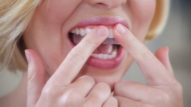 How to Whiten Teeth Using Crest Whitestrips | Crest 3D White смотреть онлайн