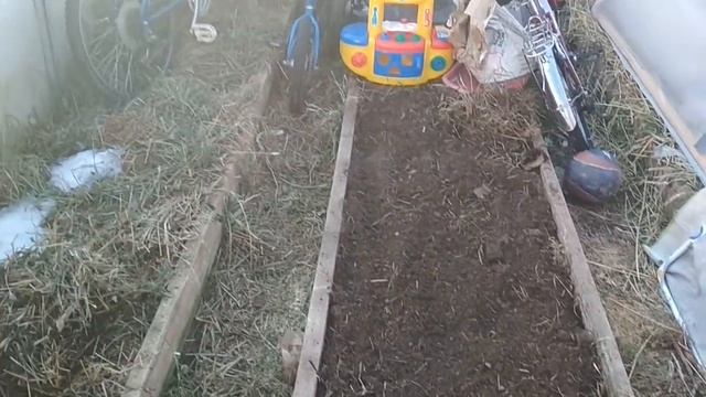 Первые работы в теплице весной// Грядки, земля смотреть онлайн