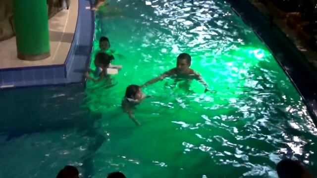 VLOG: Идем в Крытый аквапарк Н2О/ Бусинка купается в разных бассейнах до самого упада сил))) смотреть онлайн