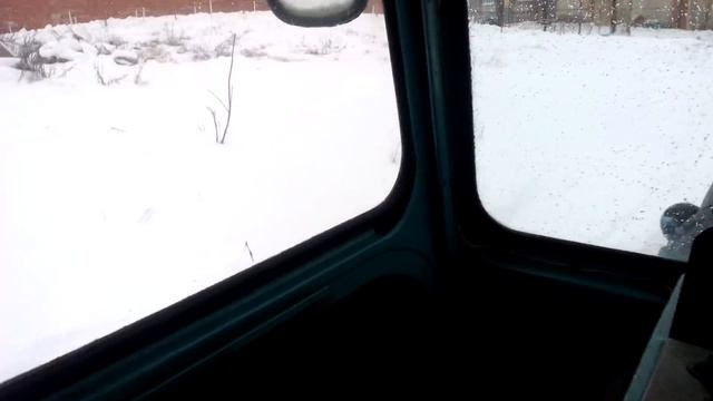 МТЗ-80L C лопатой от ЮМЗ убираю снег.