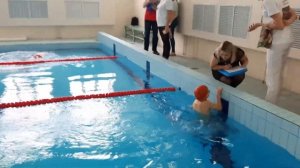 Соревнование по плаванию. Сын приплыл первый. Первое место.  Алексей 7 лет.