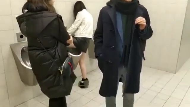 Баба ссыт в писсуар смотреть онлайн
