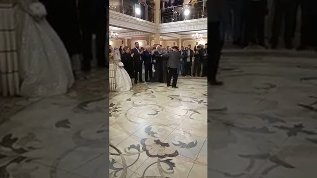 Свадьба Мансура,дедушка танцует с внучкой ,г.Грозный смотреть онлайн