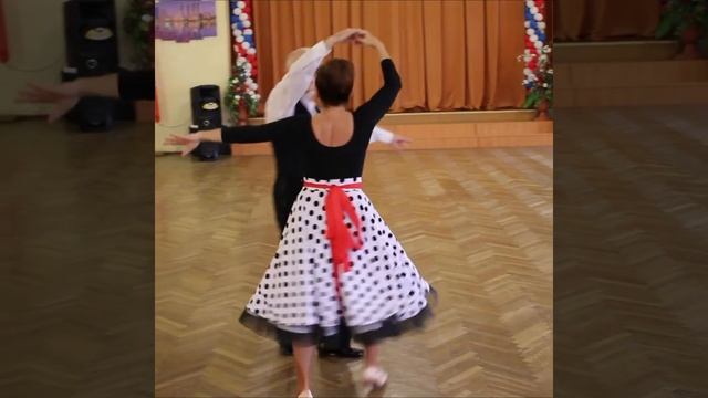 Учимся исполнять бальные танцы. Чудесный Фигурный вальс. #Shorts смотреть онлайн