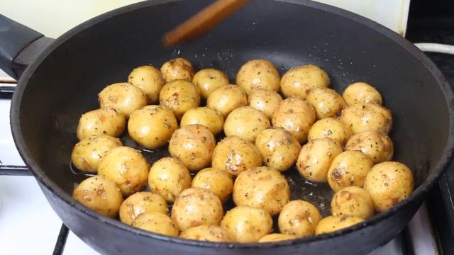 СУПЕР вкусная молодая картошечка с чесноком на сковороде! смотреть онлайн