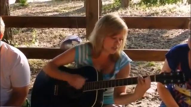 Девушка красиво поет и Играет на гитаре. Girl sings beautifully and plays guitar. смотреть онлайн