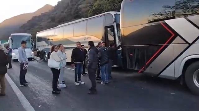 Choque multiple de autobuses Autopista Orizaba - Puebla, kilómetro 267 #TransporteDeCarga смотреть онлайн