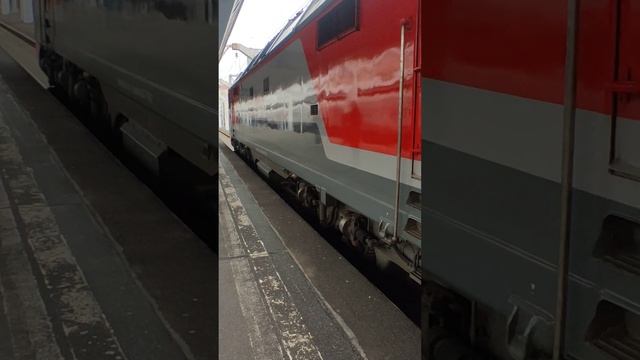 ЭП2К - 243 со скорым поездом номер 90 (Волгоград - Санкт-Петербург) прибывает на Московский вокзал смотреть онлайн