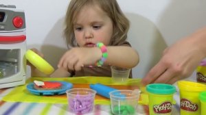 Готовим гамбургер из пластилина играем игрушечной плитой Play with stove for coo