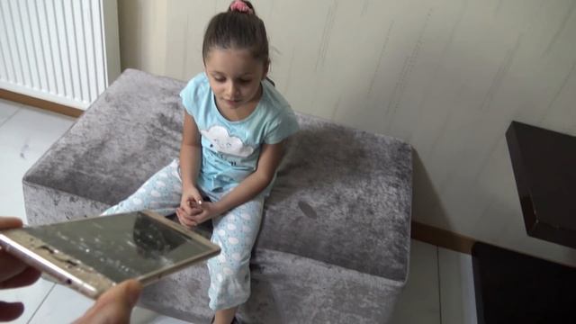 Lina Deney Yapmak İçin Annesinin Telefonunu Kırıp Parçaladı смотреть онлайн
