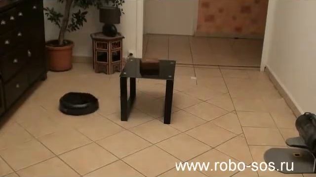 Робот-пылесос ROBO-PLANET "D76" убирает комнату смотреть онлайн