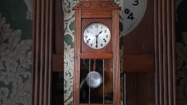 Часы настенные с четвертным боем Gustav Becker. смотреть онлайн