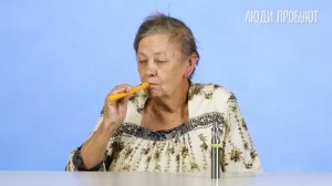 Пожилые люди пробуют вэйп