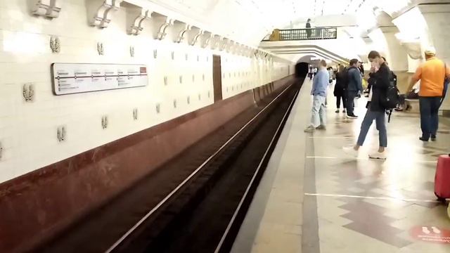 Повседневная жизнь некоторых станций Московского метро. смотреть онлайн