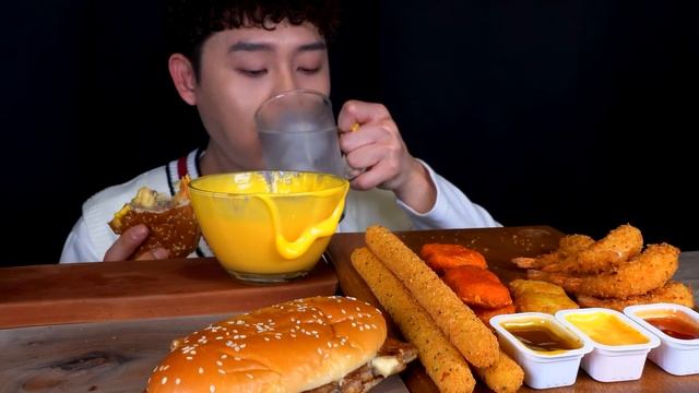 ASMR 맥도날드 버거킹 패스트푸드?트리플 치즈버거 롱치즈스틱 너겟 치즈소스 찍먹방~! McDonald’s Cheese Burger Nuggets ?Stick MuKBang~! смотреть онлайн