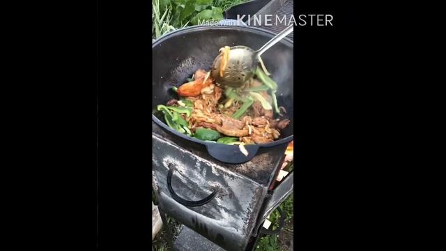 Корейка на кости с овощами в казане на огне смотреть онлайн