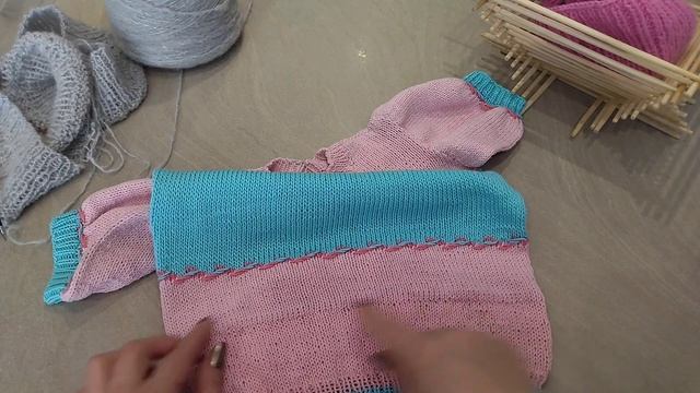 Готова шаль. Довязала детскую футболку. Первые процессы марта) смотреть онлайн