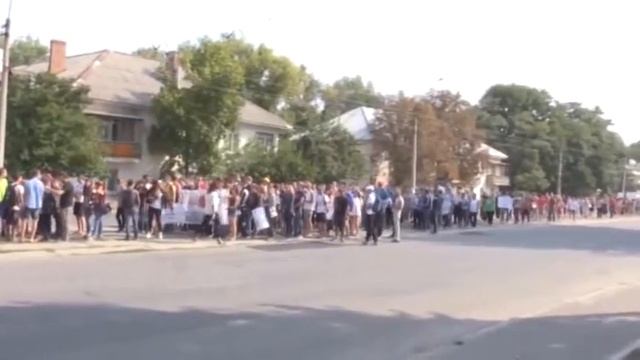 Жители Луганска устроили пикет у офиса Красного Креста смотреть онлайн