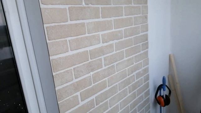 Внутренняя отделка балкона МДФ панелями под кирпич,шкаф на балконе с раздвижными дверцами. смотреть онлайн