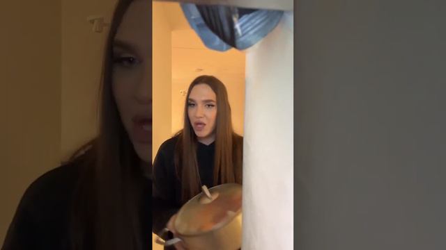 Жидковский лезет в холодильник