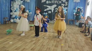 выпускной "Путешествие на воздушном шаре в страну Знаний" на воздушном шаре