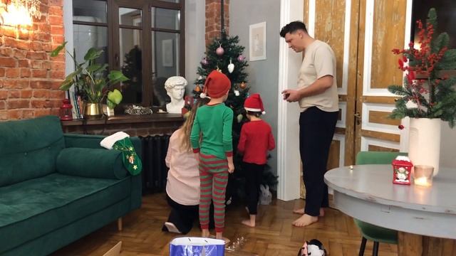 Украшаем Ёлку / рождество / новый год / вся семья / танцы смотреть онлайн