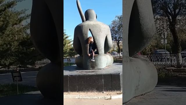 Говорят если выйдешь на эту сторону,то выйдешь замуж.