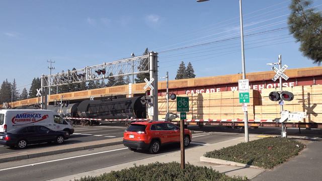 UP 9924 Rocklin Rocket Local Freight Train, S. Watt Avenue Railroad Crossing, Sacramento CA смотреть онлайн
