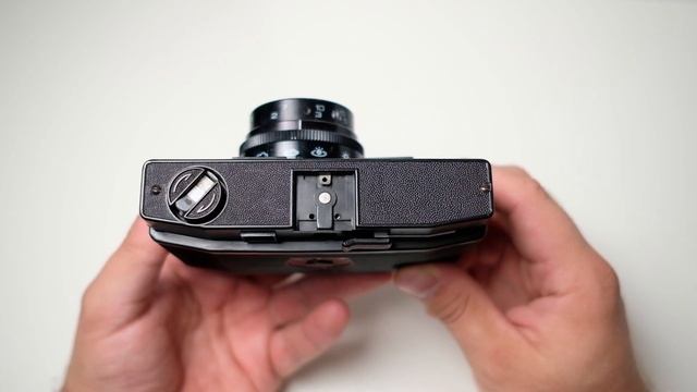 How to Load 35mm Film - The Easy Way! (Smena Symbol) смотреть онлайн