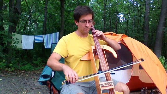 Prakticello, the travel cello playing Paradis Sicilienne смотреть онлайн
