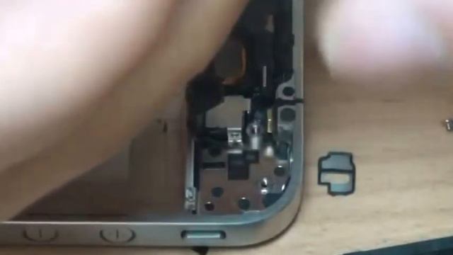 Замена шлейфа гарнитуры на Iphone 4 смотреть онлайн