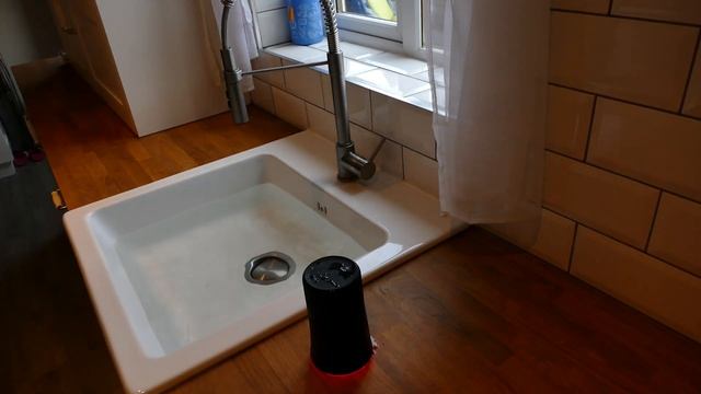 Dropping an Anker Soundcore Flare into water [feat. Nick Knowles] смотреть онлайн