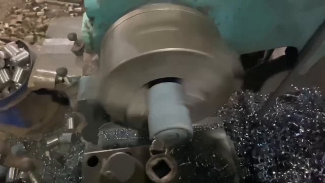 Гениальный мастер сделал колесный ключ из старой цепи на мануфактуре смотреть онлайн