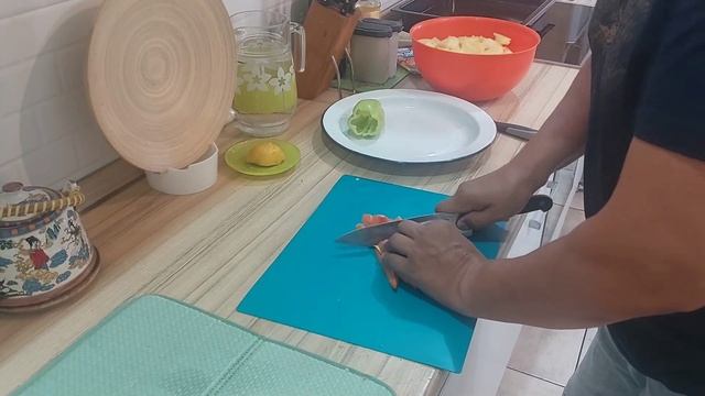 На кухне...Готовим судака в духовке с овощами... смотреть онлайн