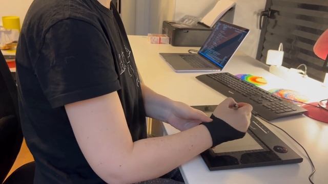 Как держать руку при рисовании на графическом планшете: таблетке или экраннике? смотреть онлайн