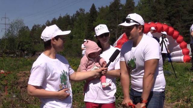 Лес Победы 2018 Красногорск. Сотрудник министерства образования МО Андрей Лазарев сажает деревья. смотреть онлайн