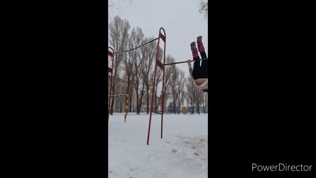 трюки на турнике (воркаут) зимой смотреть онлайн