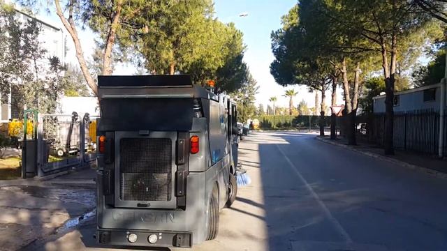 Компактная вакуумная подметально-уборочная машина VOS 2000 смотреть онлайн