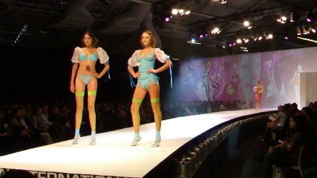 Lingerie Catwalk Show смотреть онлайн