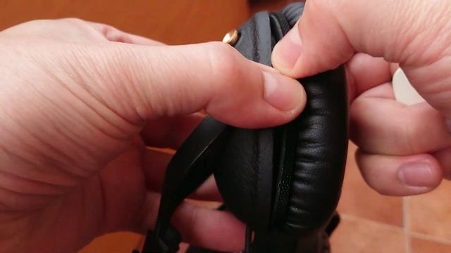 Marshall Monitor II A.N.C. Headphones - How to detach and reattach ear cushions смотреть онлайн