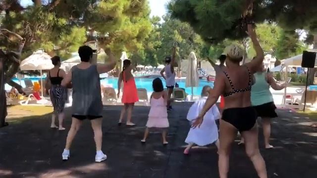 Мишель учит азы нового танца зумба ! ZUMBA смотреть онлайн