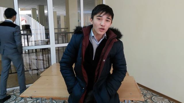 Парень из Казахстана красиво поет песню Алтыным смотреть онлайн