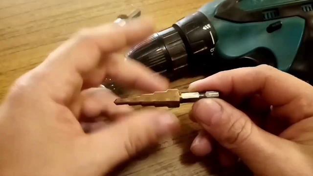 СТУПЕНЧАТОЕ СВЕРЛО. ПАТРОН УГЛОВОЙ .Сверление под углом. смотреть онлайн