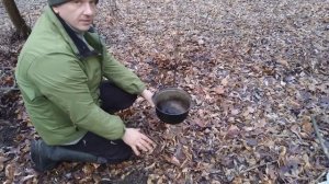 Простой способ подвесить котелок над костром.  В конце видео отличный трофей! ЧУДО ИЗОБРЕТЕНИЕ !!!!