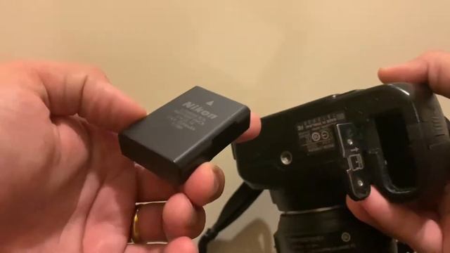 Battery insert or remove on Nikon D3100 DSLR. смотреть онлайн