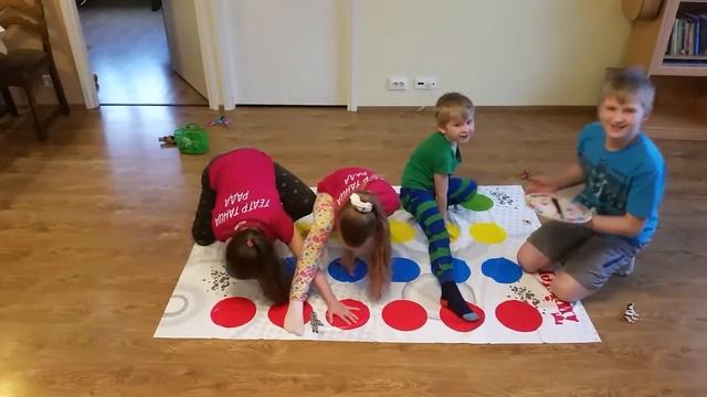 twister твистэр играем с моей двоюродной сестрой Машей.нереальные положения! :D смотреть онлайн