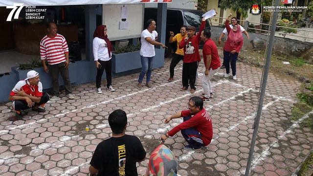 LOMBA MEMASUKKAN PAKU KE DALAM BOTOL DAN PENYERAHAN HADIAH KEPADA PEMENANG смотреть онлайн