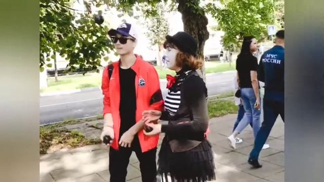 Жонглирующая мимесса Gelya.Kon и мимы "Мим-Экспресс" смотреть онлайн