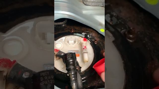 Lancer 9 2.0 течет бензин из топливного насоса